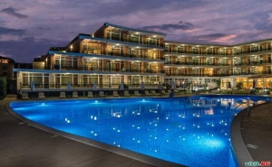 Лято 2026 на Метри от Плаж Каваци, Оферта Полупансион до 09.07 в Хотел Мирамар, Каваците