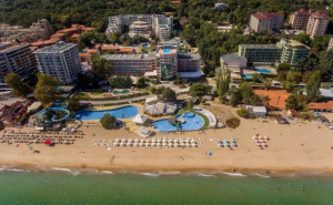 На All Inclusive в Златни пясъци, Хотел Лилия, външен басейн с чадър и шезланги