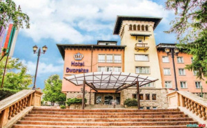 Новогодишна Приказка в Двореца, 2 Дни с Празнична Програма за Двама в Хотел Двореца, <em>Велинград</em>