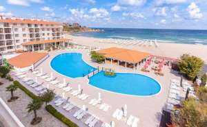 Първа Линия в Царево на Плаж Нестинарка с Чадър и Шезлонг на Плажа, Анимация и Безплатен Паркинг