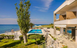 5 дни със закуска за двама през юни в Niki Beach Hotel