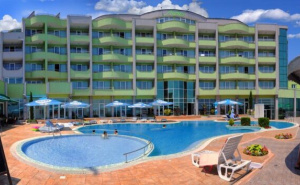 Първа Линия с Ultra All Inclusive + Чадър и Шезлонг на Плажа на Помещение в Несебър